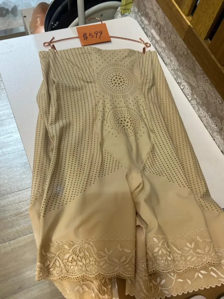 米緞雕孔蕾絲塑身衣