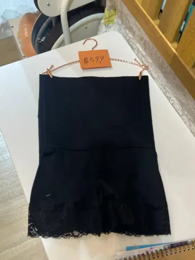 黑色雕孔蕾絲修腰褲